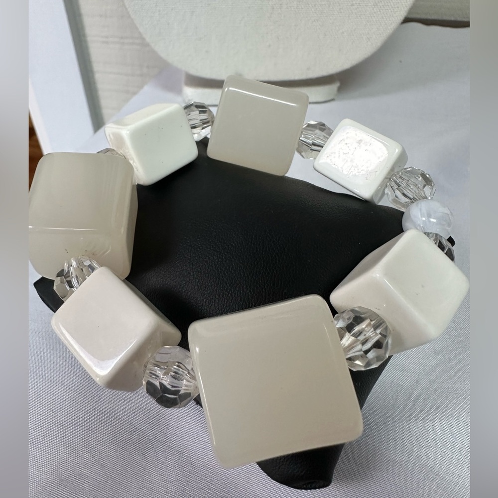 Gorgeous MCM vintage bead stretch bracelet